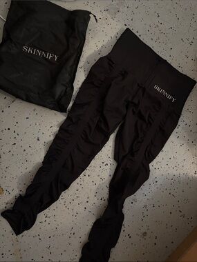 Skinnify Women's Black Ruched High-Waist Leggings
